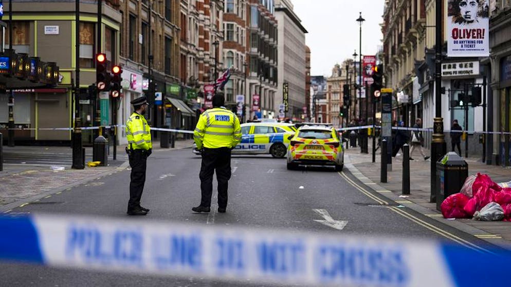 Nach einem Streit in einer Disco im Zentrum von London hat ein Mann mit seinem Auto mehrere Menschen überfahren.
