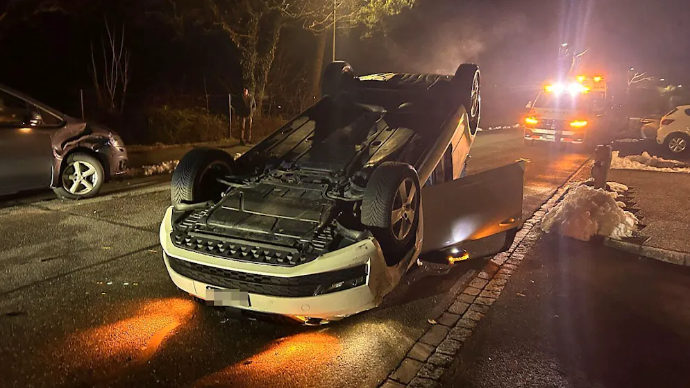 Der alkoholisierte Fahrzeuglenker kam bei dem Selbstunfall in Buchs AG mit leichten Verletzungen davon.