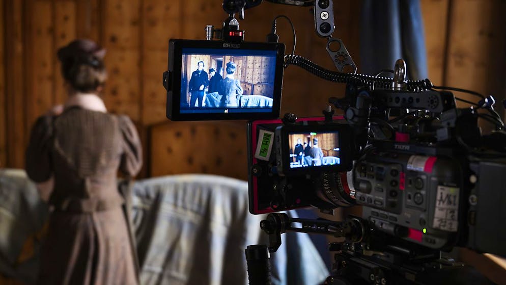 La serie «Winter Palace» approda su Play Suisse domani - Gallery. Una cinepresa in azione sul luogo delle riprese della serie elvetica "Winter Palace" al Château Mercier di Sierre (VS) a fine febbraio.