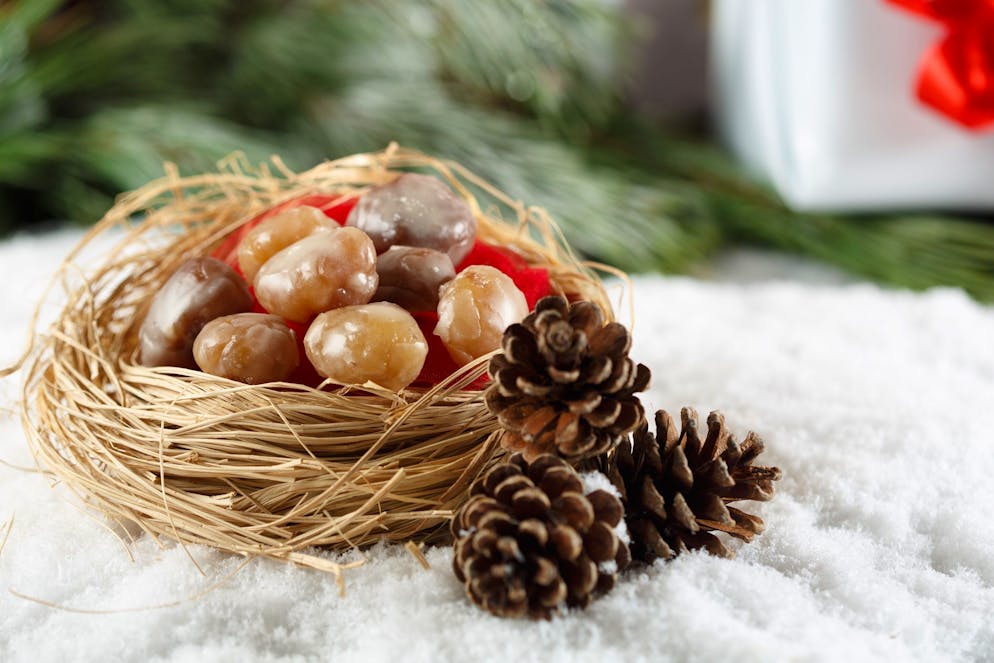 Le marron glacé, luxe des tables de Noël, ne cesse de se raffiner et de séduire. 