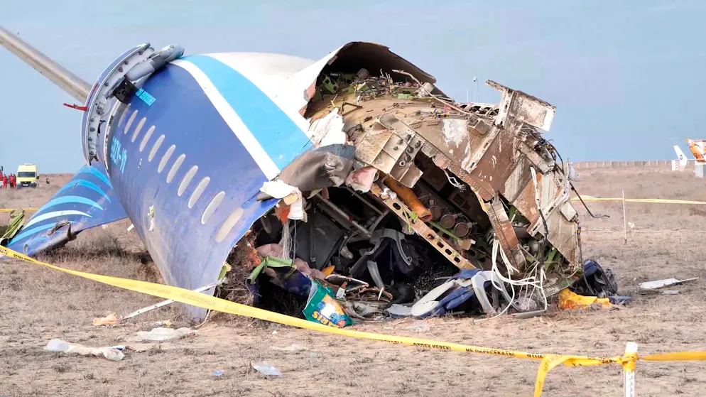 Das Flugzeug stürzte bei der Stadt Aktau am Kaspischen Meer ab.