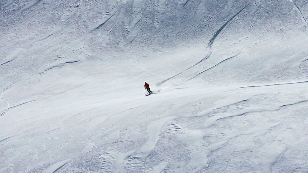 Nachdem ihn gegen 14.20 Uhr eine Lawine am Madlochjoch bei Lech (Bezirk Bludenz) etwa 500 Meter mitgerissen und komplett verschüttet hatte, ragte nur noch die linke eines Skifahrers in die Luft.