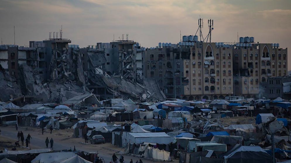 Il campo di Khan Younis, colpito da un raid israeliano.