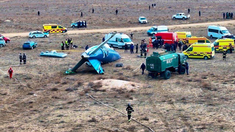 The wreckage of an Embraer 190 of Azerbaijan Airlines lies near Aktau airport. Photo: Azamat Sarsenbayev/AP/dpa