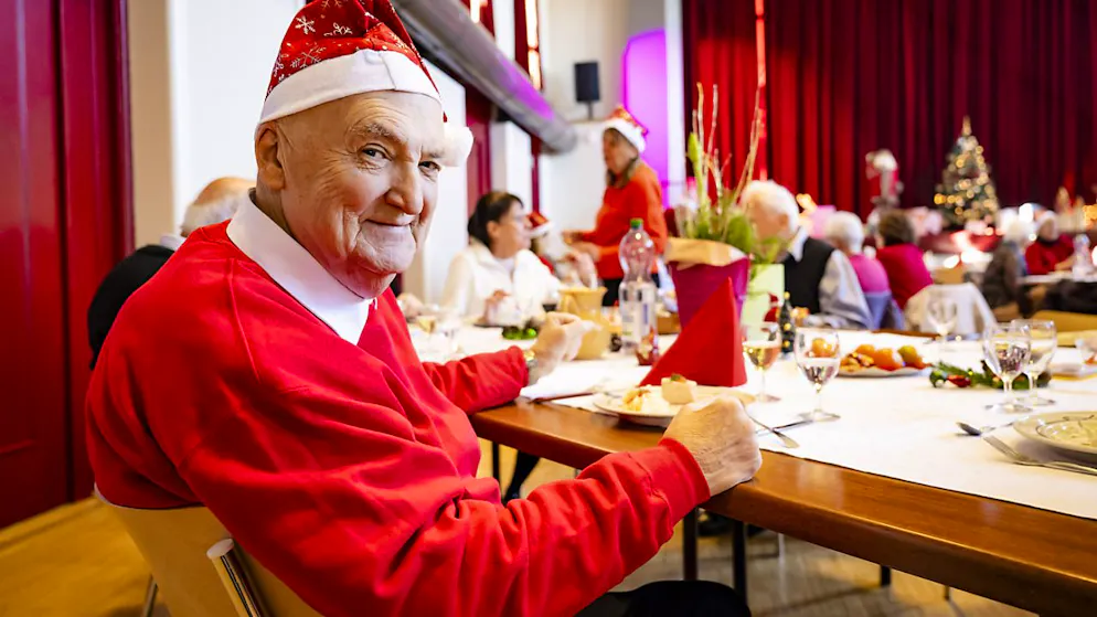 Nyon (VD):  une cinquantaine d'aînés réunis pour fêter Noël - Gallery. Michel faisait partie des 20 bénévoles qui se sont impliqués dans l'organisation de la fête.