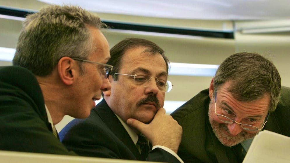 Gérald Schaller (center) with his government colleagues Jean-François Roth (left) and Laurent Schaffter. (archive picture)