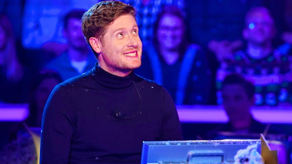 Candidate Fabian Krauss and presenter Günther Jauch were disturbed by the sound of the ceiling light above them. An RTL team helped.