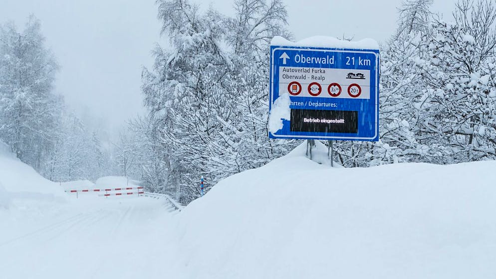 Ein Schild zeigt den Weg zum Autoverlad Furka.