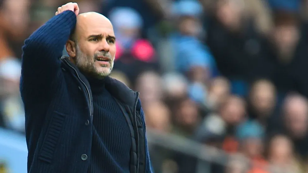 Pep Guardiola kann kaum fassen, was er sieht: Fehler von Akanji, verschossener Penalty von Haaland, 1:1 gegen Everton