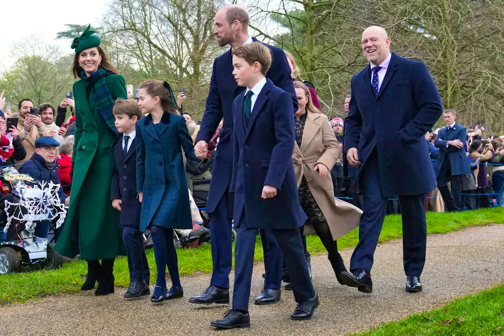 Carlo guida i reali intorno a Kate alla funzione di Natale. La principessa Kate, che è apparsa raramente in pubblico dopo il cancro e la chemioterapia, ha suscitato particolare scalpore.