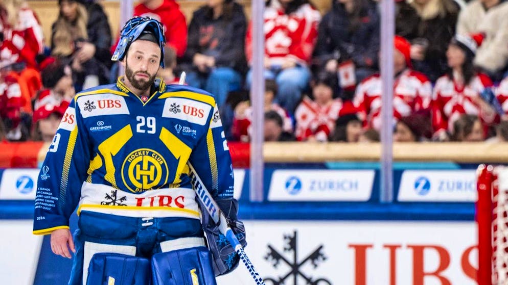 Goalie frustration for Sandro Aeschlimann (Davos) - after the 2:2 equalizer in the 30th minute, HCD collapsed