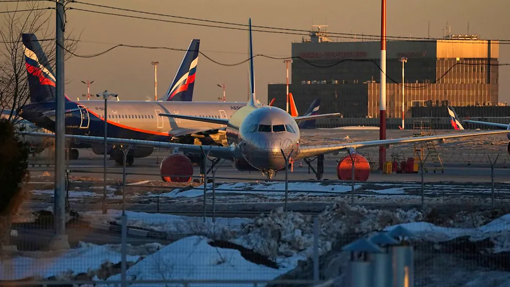 ARCHIV - Aeroflot-Passagierflugzeuge stehen auf dem Flughafen Scheremetjewo außerhalb von Moskau. Foto: Pavel Golovkin/AP/dpa