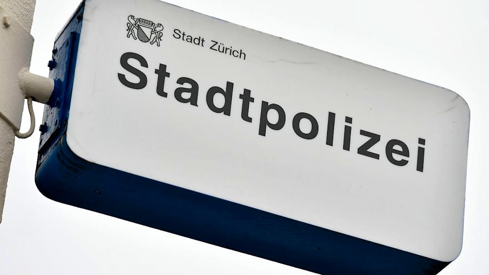 Laut der Stadtpolizei Zürich wurde im Kreis 1 ein Mann schwer am Kopf verletzt. (Archivbild)