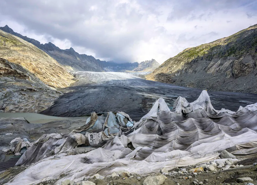 1,5 Grad sind übertroffen – ist das 1,5-Grad-Ziel verfehlt? - Gallery. Der Klimawandel setzt den Schweizer Gletschern massiv zu und sie ziehen sich zurück. Hier wird der Rhonegletscher mit Tüchern gegen die Sonne geschützt, um ein noch schnelleres Abschmelzen zu verhindern