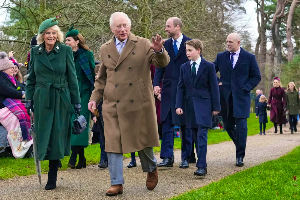 Carlo guida i reali intorno a Kate alla funzione di Natale. Per tradizione, i reali percorrono a piedi la breve distanza che li separa dalla funzione religiosa: il corteo è guidato da re Carlo e dalla regina Camilla.