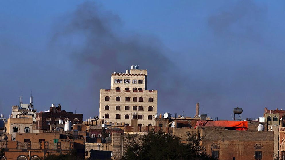 De la fumée était visible au-dessus de l'aéroport de Sanaa après le raid israélien.