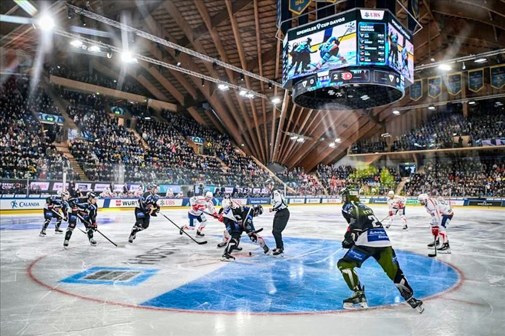 Lo spettacolo dell'Eisstadion di Davos