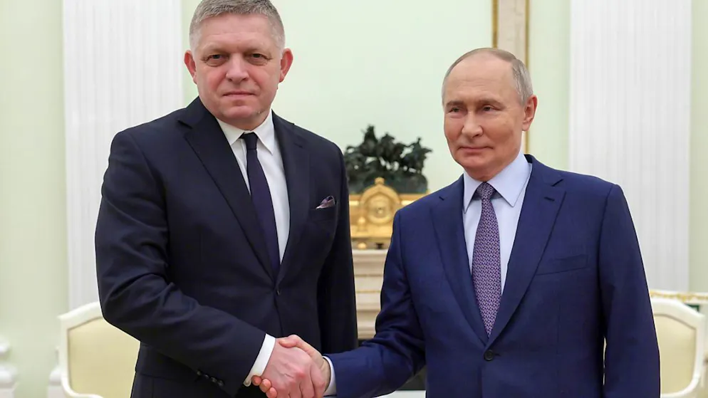 ARCHIV - Der russische Präsident Wladimir Putin (r) und der slowakische Ministerpräsident Robert Fico geben sich die Hand bei ihrem Treffen im Kreml in Moskau. Der slowakische Regierungschef Robert Fico ist am Sonntag unangekündigt zu Gesprächen mit dem russischen Präsidenten zusammengekommen. Foto: Gavriil Grigorov/Sputnik/Kremlin Pool/AP/dpa