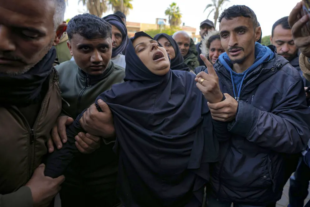 Una donna reagisce durante il funerale dei cinque giornalisti palestinesi uccisi da un attacco aereo israeliano a Gaza City presso l'ospedale Al-Aqsa di Deir al-Balah, giovedì 26 dicembre 2024.