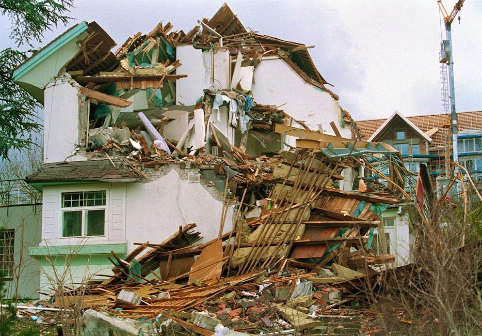La tempête a renversé une grue de chantier et endommagé une maison fraîchement rénovée à Rüschlikon, près de Zurich, le 26 décembre 1999.