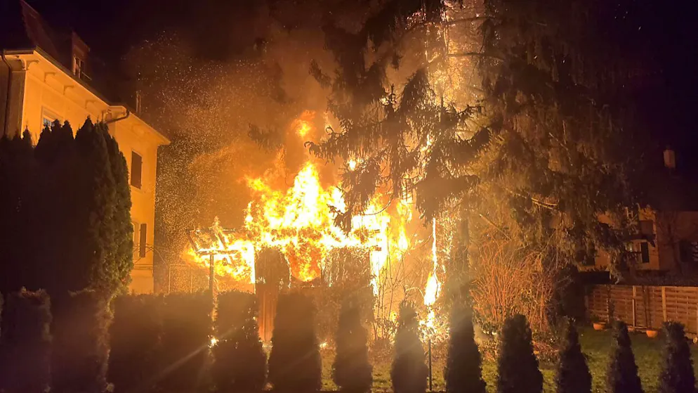 In Amriswil TG brannten ein Gartenhaus und eine Tanne. Es entstand grosser Sachschaden.