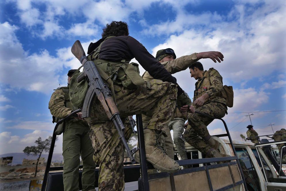 Combattenti siriani viaggiano su veicoli, mentre pattugliano un'autostrada, a Damasco, Siria, giovedì 26 dicembre 2024.