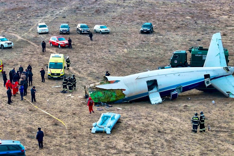 Il relitto dell'Embraer 190, con i passeggeri superstiti seduti nella sezione posteriore dell'aereo.