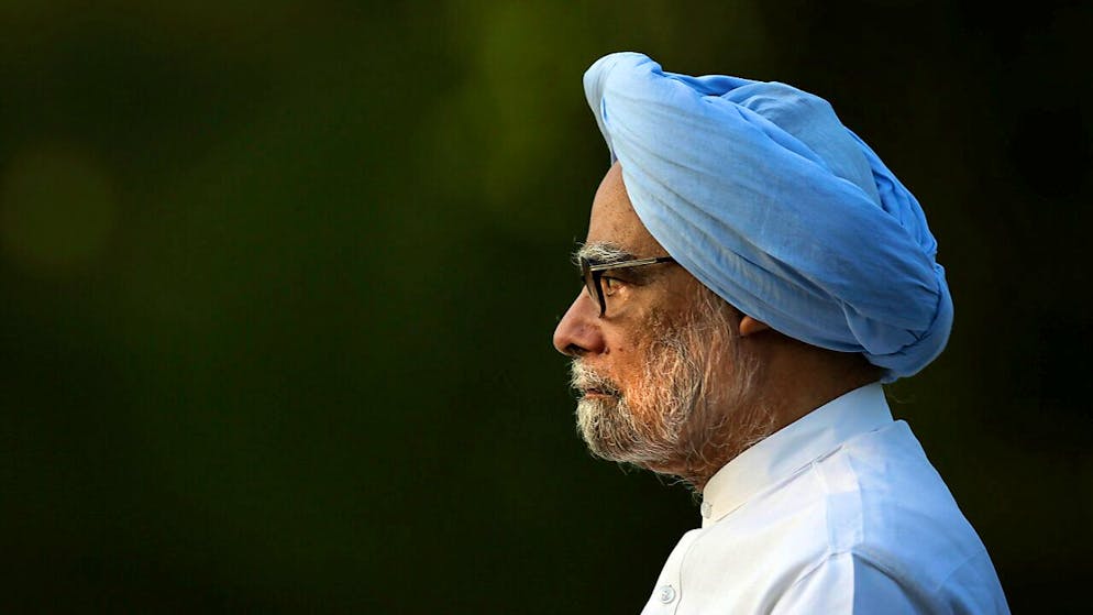 ARCHIV - Indiens scheidender Premierminister Manmohan Singh geht, nachdem er dem ehemaligen indischen Premierminister R.Gandhi an seinem Todestag die letzte Ehre erwiesen hat. Foto: Manish Swarup/AP/dpa