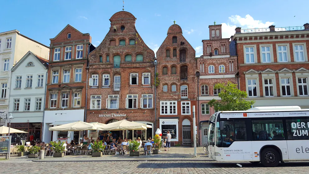 Nach einer «glorreichen Idee» wurden in einem Bus im deutschen Lüneburg 13 Fahrgäste leicht verletzt.