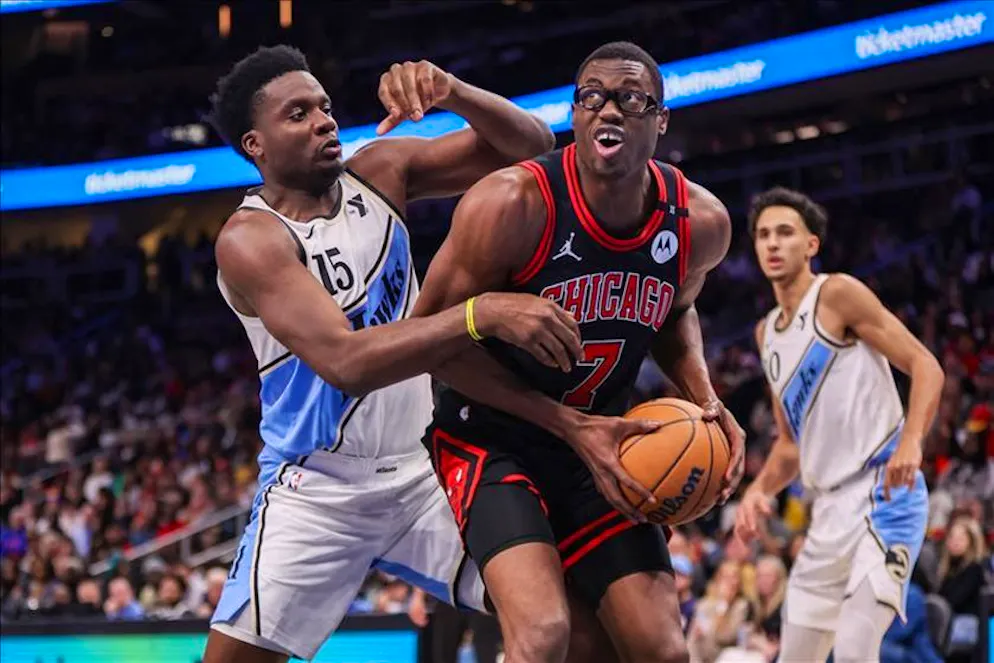 Il centro elvetico Clint Capela in maglia biancoazzurra.