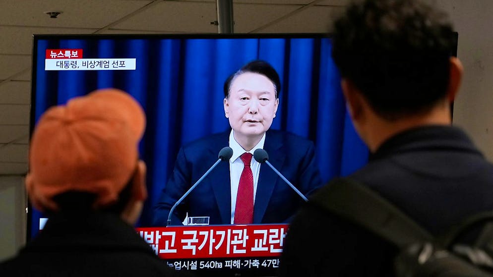 ARCHIV - Der südkoreanischen Präsidenten Yoon Suk Yeol hat das Kriegsrecht ausgerufen. In der live ausgestrahlten Rede beschuldigte er die Opposition des Landes, mit Nordkorea zu sympathisieren. Foto: Ahn Young-joon/AP/dpa