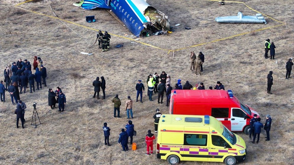 Ein Passagierflugzeug aus Azerbaidschan ist nahe der Stadt Aktau in Kazakhstan abgestürzt. Beim Absturz sind 38 Menschen ums Leben gekommen, 29 Insassen der Unglückmaschine überlebten teilmenske schwer verlettt. Photo: Azamat Sarsenbaev/AP/dpa