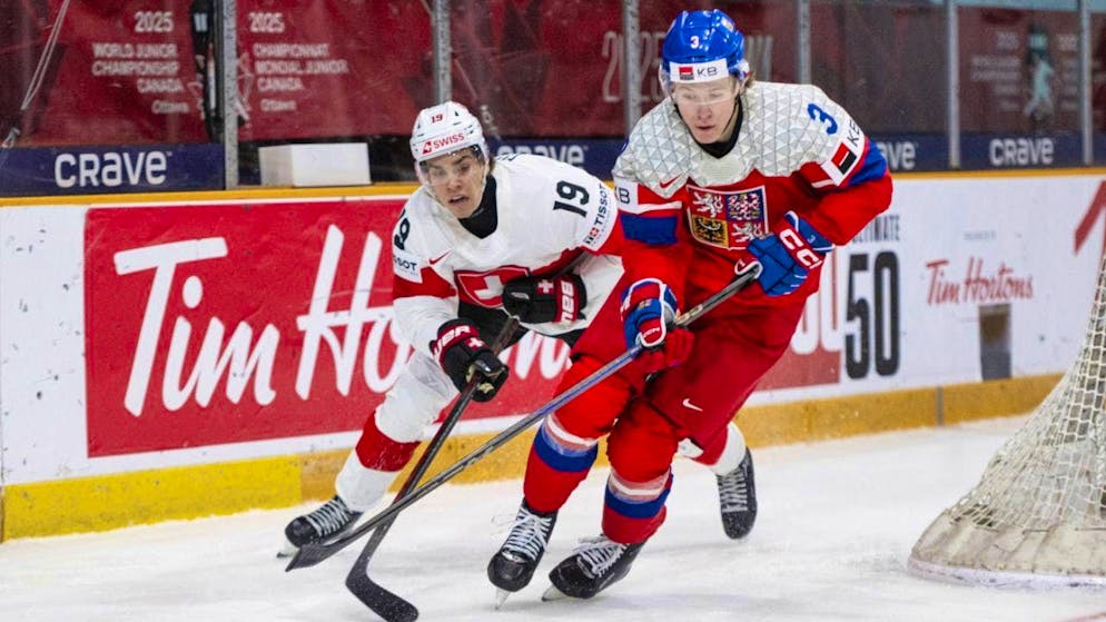 Switzerland (Endo Meier) is on the losing side in the opening game of the U20 World Championships against the Czech Republic