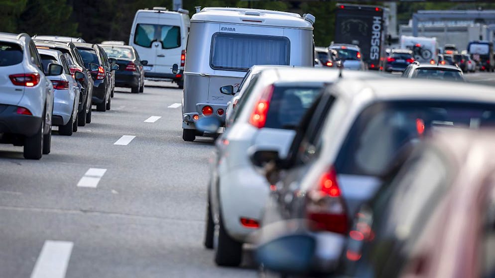 Au tunnel du Gothard, le trafic en direction du sud était ralenti par un bouchon de 10 km vendredi après-midi (archives).