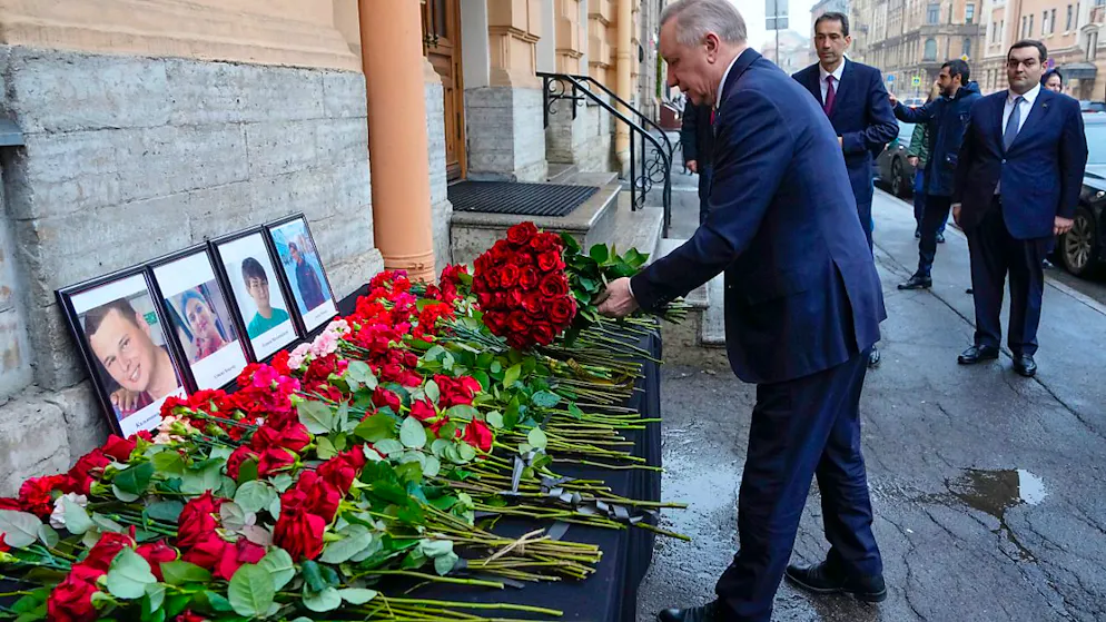 Der Gouverneur von St. Petersburg, Alexander Beglow, legt am Konsulat von Aserbaidschan einen Blumenstrauß zum Gedenken an die Opfer der in der Nähe des kasachischen Flughafens Aktau abgestürzten Embraer 190 der Azerbaijan Airlines nieder. Foto: Dmitri Lovetsky/AP/dpa