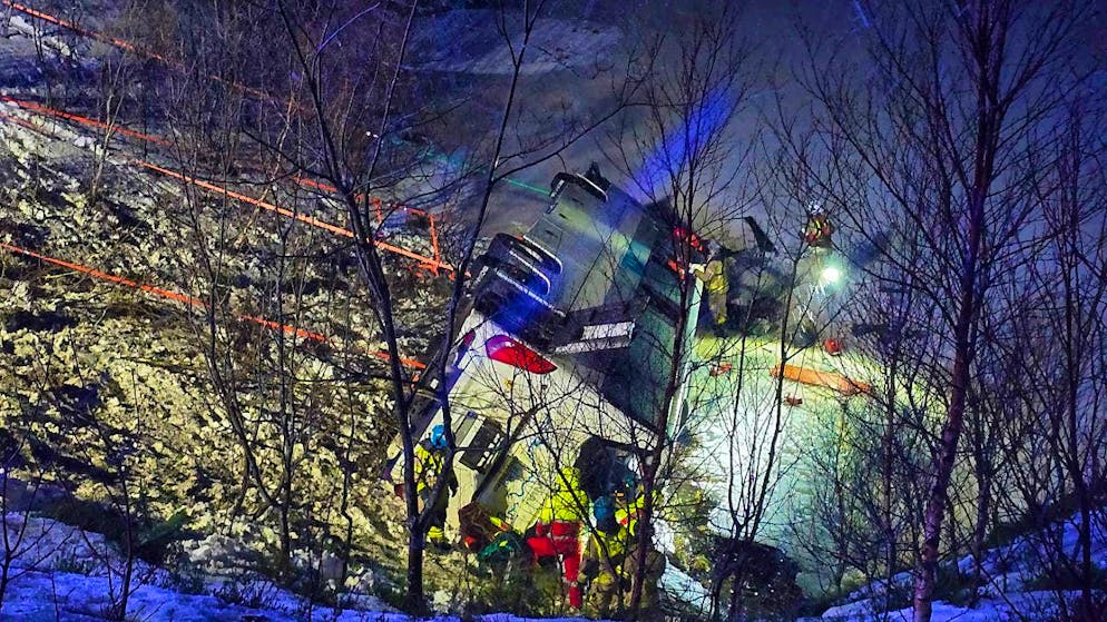 dpatopbilder - Rescue workers work at the scene of the accident. Three people have died and several others have been seriously injured in a bus accident in Norway. Photo: Marius Birkeland / Vol.No/NTB/dpa