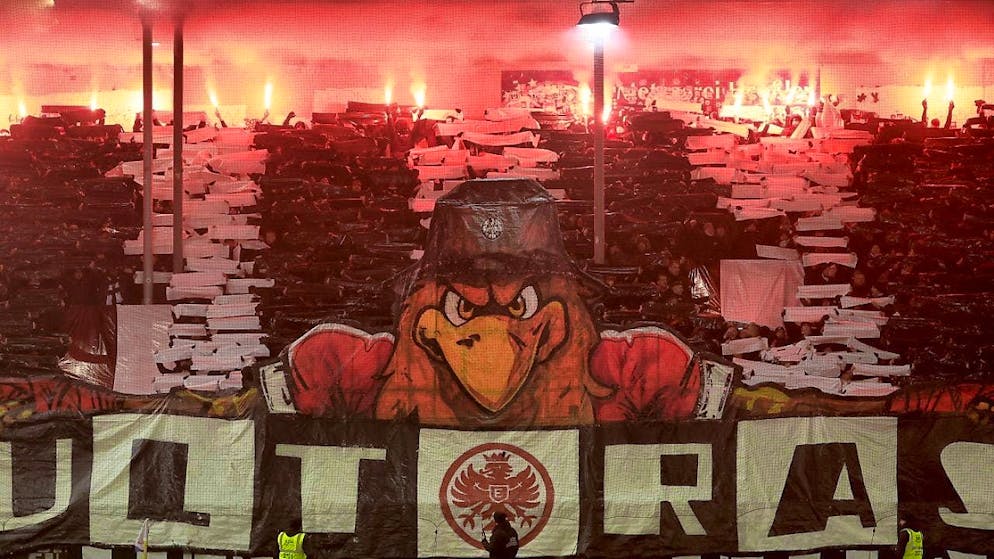 Expensive pyrotechnics: Eintracht Frankfurt is fined more than 900,000 euros by the DFB for various offenses committed by its fans