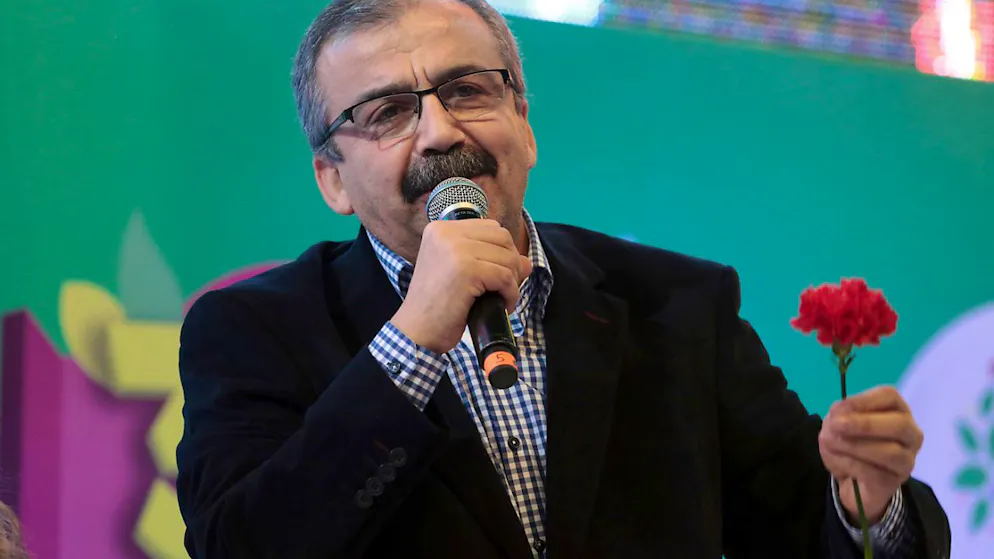ARCHIV - Sirri Süreyya Önder, Abgeordneter der pro-kurdischen Oppositionspartei HDP, spricht bei einem Kongress der HDP. Foto: Burhan Ozbilici/AP/dpa