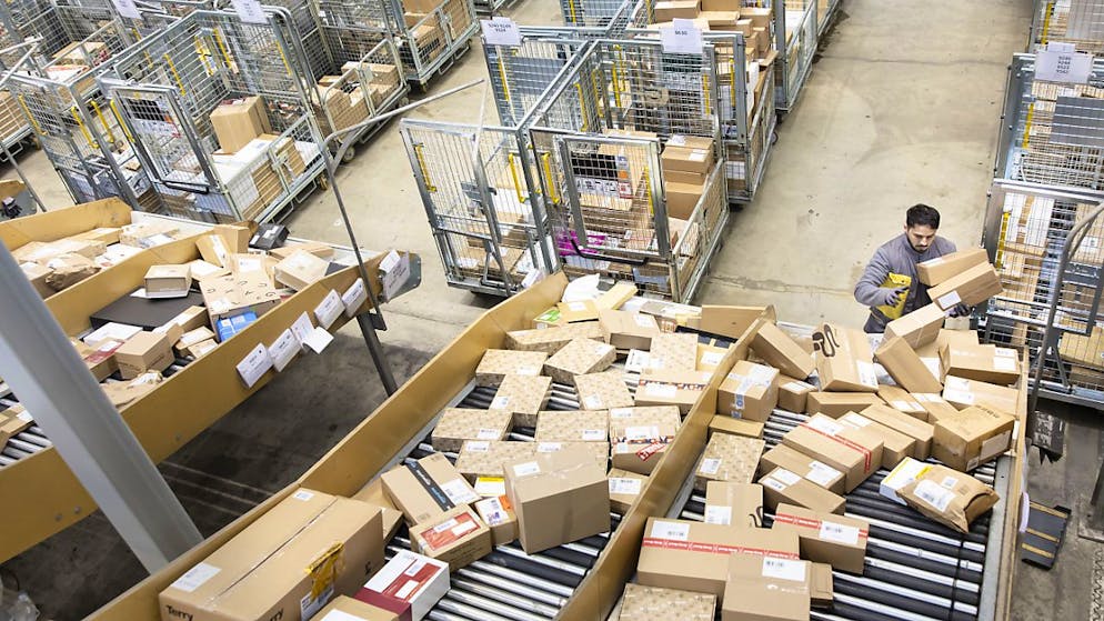 Ein Mitarbeiter der Post sortiert Pakete im Paketzentrum in Frauenfeld TG. (Archivbild)