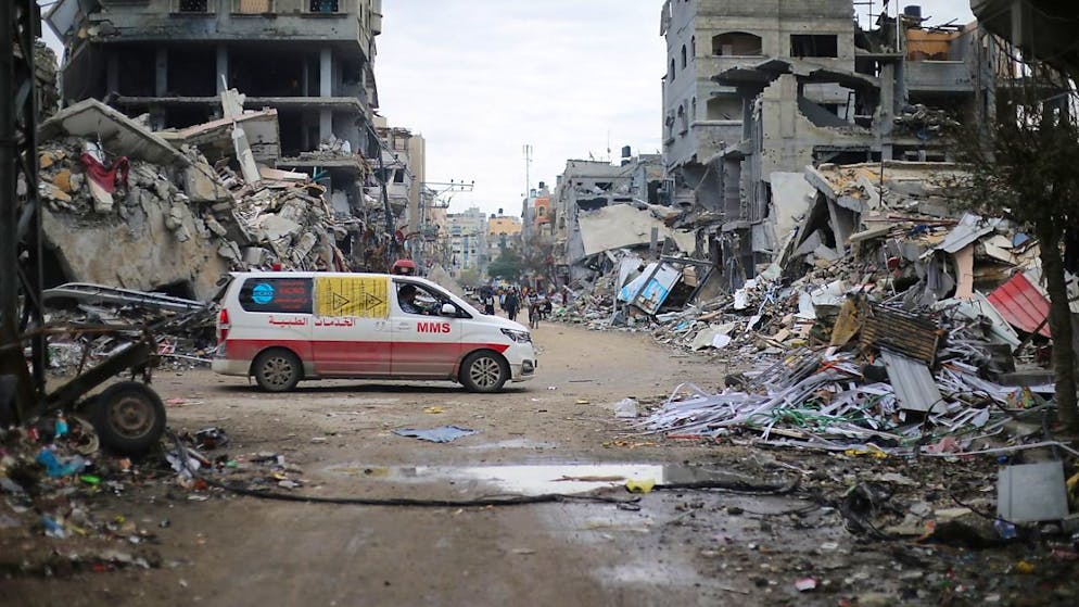 ARCHIVE - Ein Krankenwagen fährt an Trümmern zerzörter Gebäude in Beit Lahia vorbei. Photo: Mohammed Alaswad/APA Images via ZUMA Press Wire/dpa