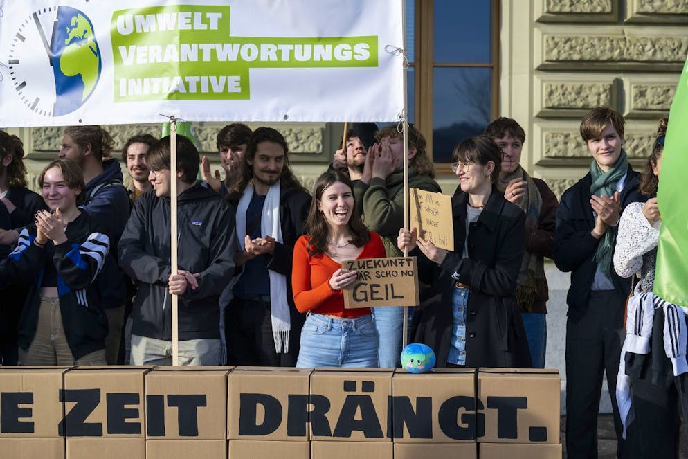 Personen der Jungen Grüne Schweiz reichten die Umweltverantwortungsinitiative am 21. Februar 2023 in Bern ein.