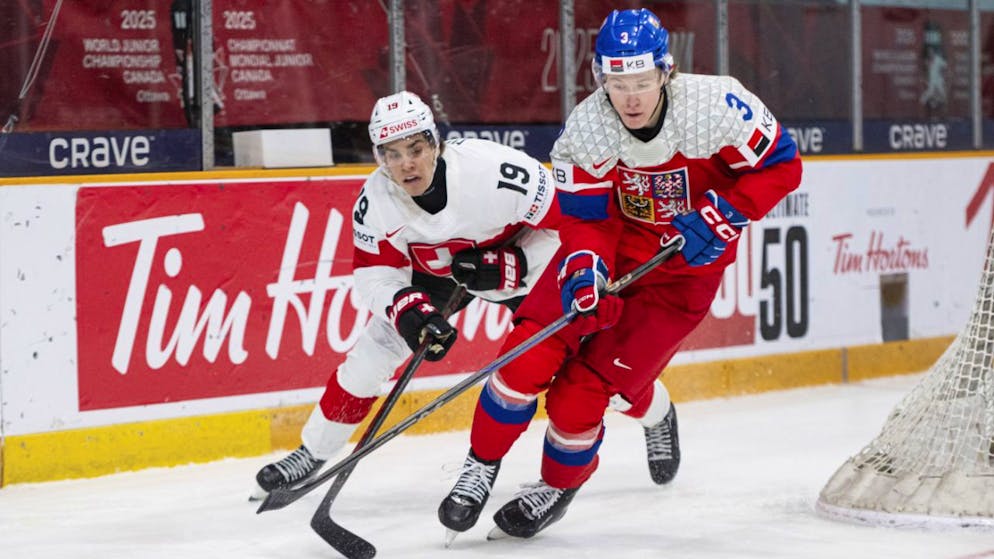 Die Schweiz (Endo Meier) ist beim Auftakt in die U20-WM gegen Tschechien auf verlorenem Posten