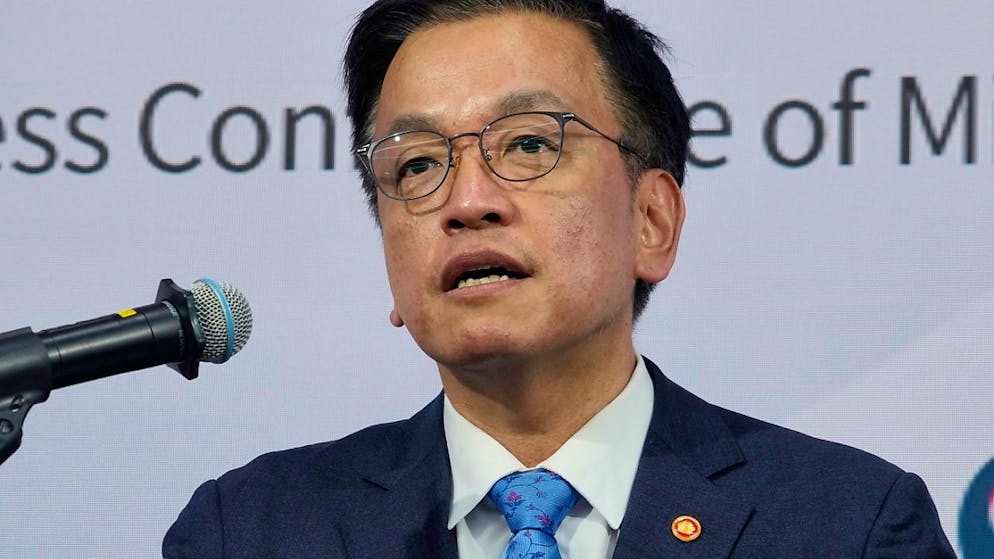 ARCHIV - Der südkoreanische Finanzminister Choi Sang Mok spricht während einer Pressekonferenz. Nun übernimmt Choi übergangsweise die Staatsgeschäfte. Foto: Ahn Young-joon/AP/dpa