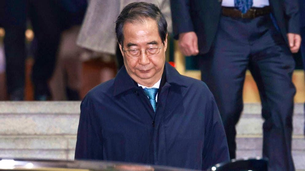 dpatopbilder - The deposed interim president Han Duck-soo leaves the government building. Photo: Hong Hae-in/Yonhap/AP/dpa