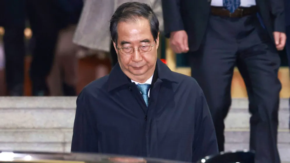dpatopbilder - Der abgesetzte Interimspräsident Han Duck-soo verlässt das Regierungsgebäude. Foto: Hong Hae-in/Yonhap/AP/dpa