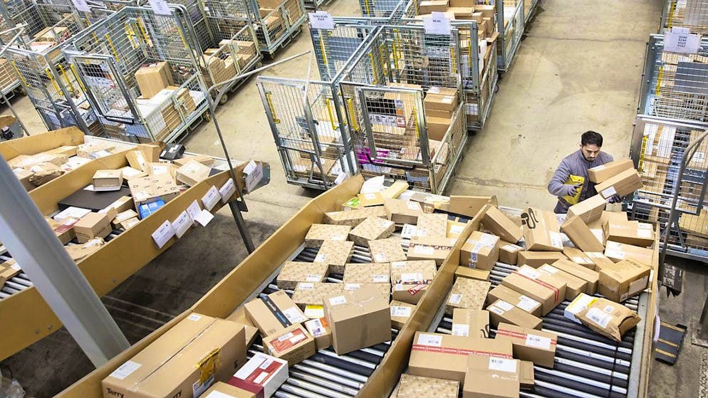 A Swiss Post employee sorts parcels at the parcel center in Frauenfeld TG (archive photo)