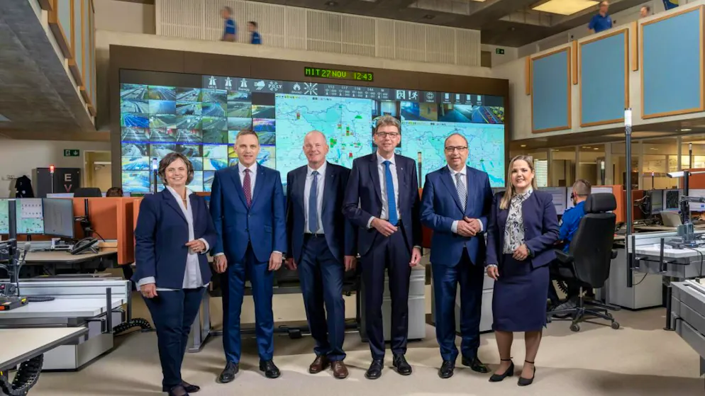 Offizielles Gruppenbild in der Kantonalen Notrufzentrale in Aarau: Staatsschreiberin Joana Filippi, Regierungsrat Jean-Pierre Gallati, Landstatthalter Stephan Attiger, Landammann Dieter Egli, Regierungsrat Markus Dieth und Regierungsrätin Martina Bircher (von links nach rechts)