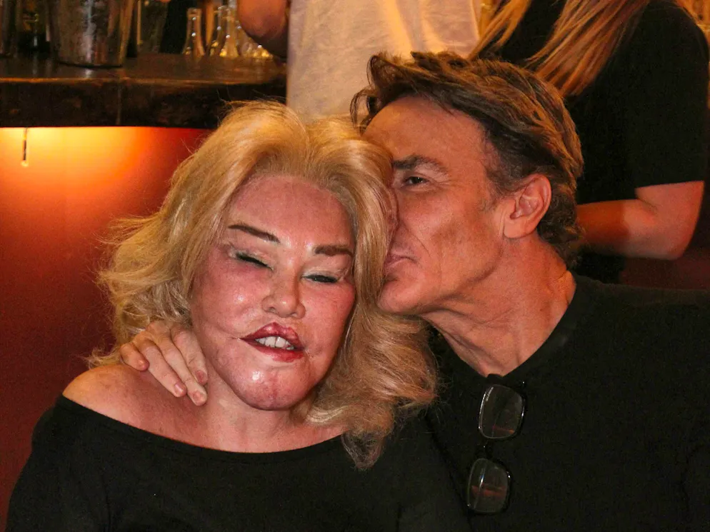 Cette photo de Jocelyne Wildenstein et de son mari Lloyd Klein a été prise le 15 décembre 2024 au restaurant Le Grand Banquet à Paris.