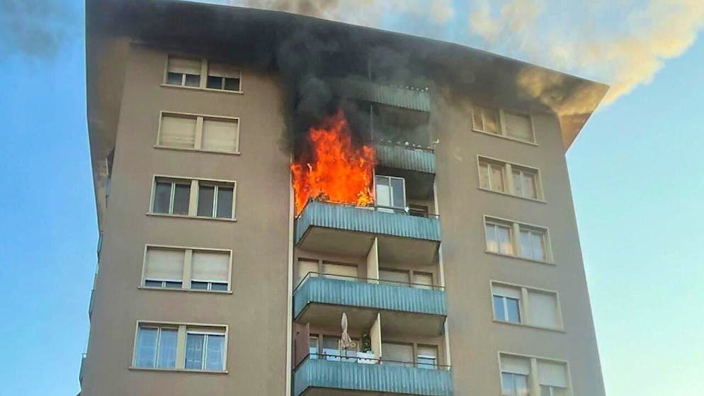 Der Brand ist im vierten Stock eines Mehrfamilienhauses an der Luzernstrasse in Solothurn ausgebrochen. Three persons were injured.