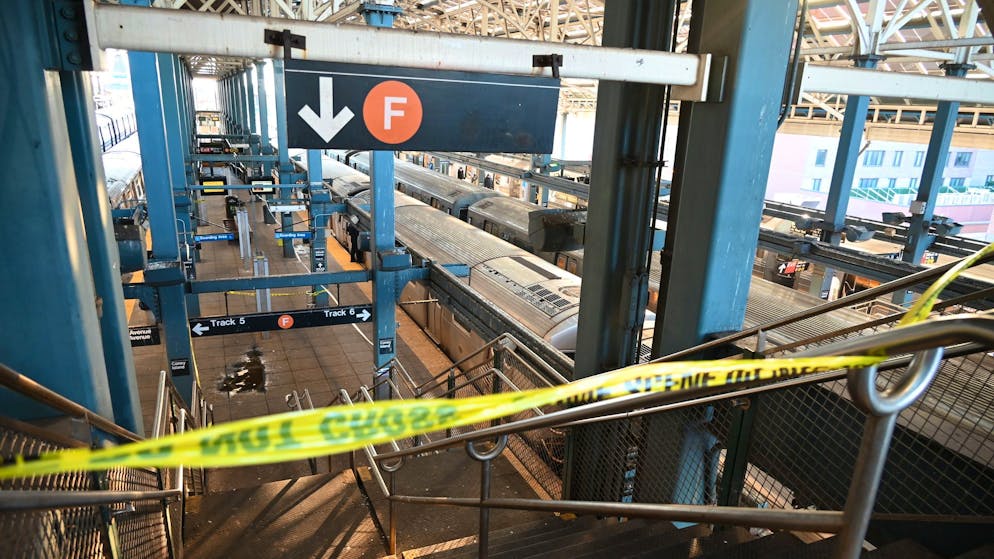 Frau in Brand gesteckt – Geschworene erlauben Mordanklage - Gallery. Die abgesperrte Station im New Yorker Stadtteil Brooklyn gehört zum bekannten Ausflugsziel Coney Island.